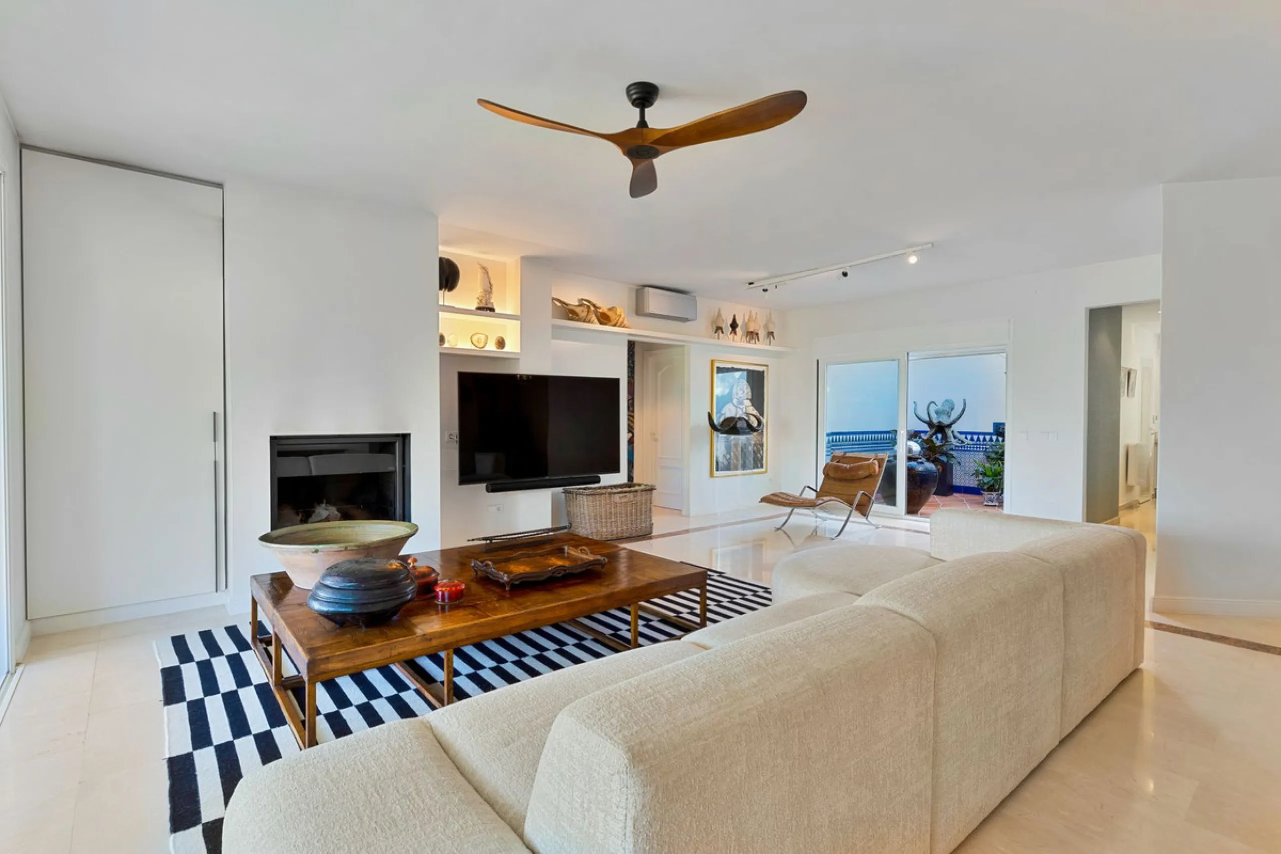This fully furnished villa with open panoramic views is located in the highly West/ South area of El Paraiso Alto.