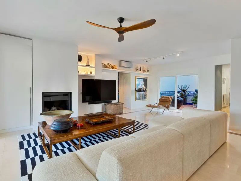 This fully furnished villa with open panoramic views is located in the highly West/ South area of El Paraiso Alto.
