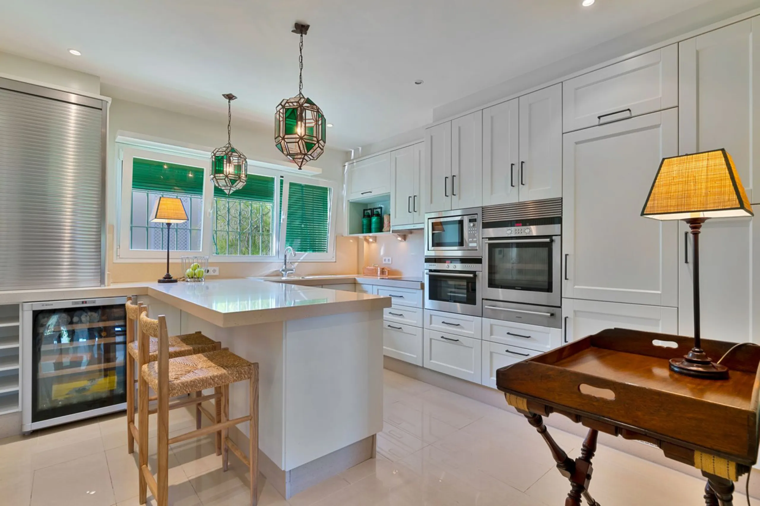This fully furnished villa with open panoramic views is located in the highly West/ South area of El Paraiso Alto.