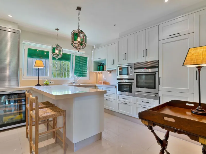 This fully furnished villa with open panoramic views is located in the highly West/ South area of El Paraiso Alto.
