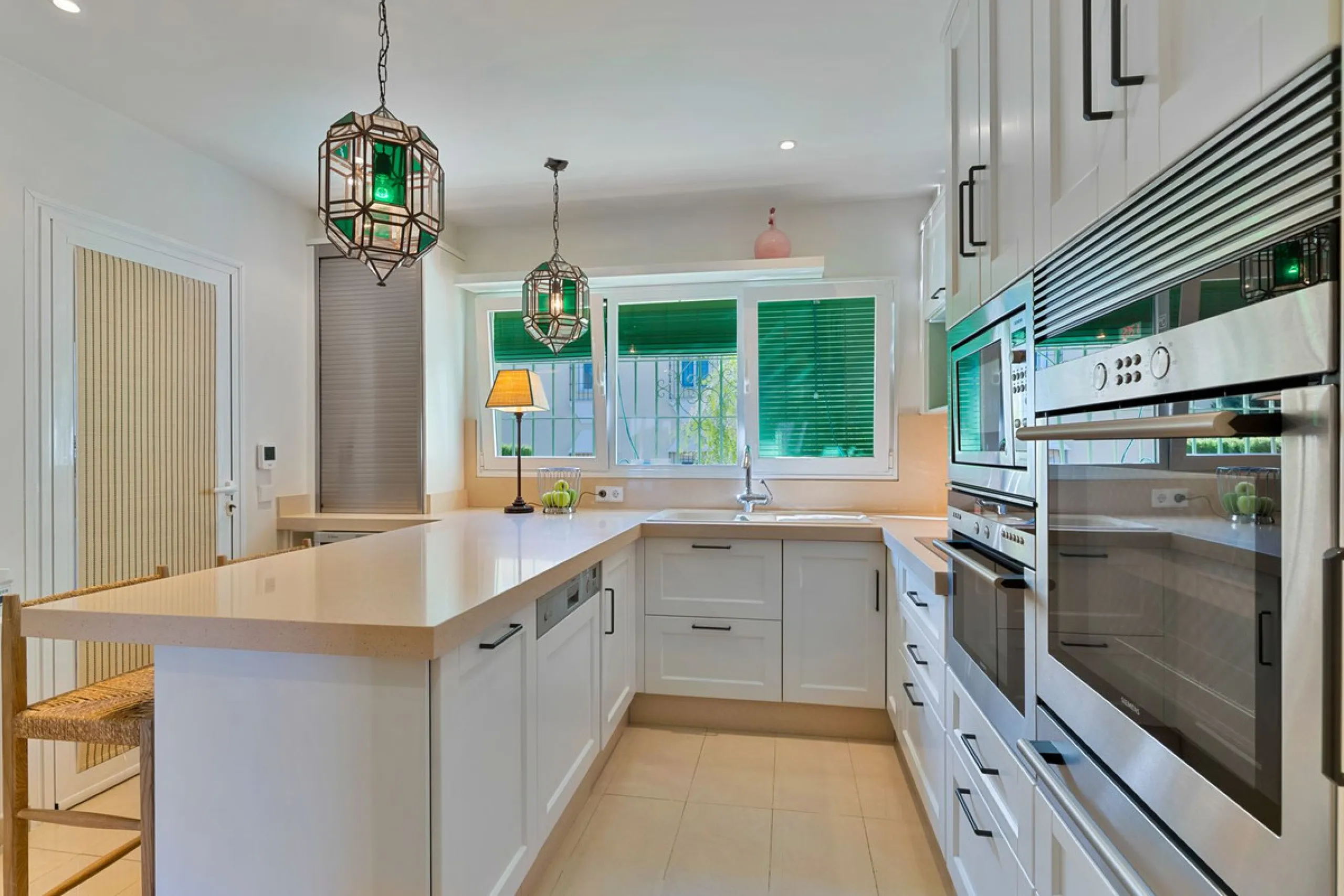 This fully furnished villa with open panoramic views is located in the highly West/ South area of El Paraiso Alto.