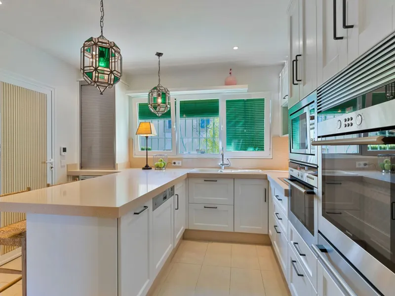 This fully furnished villa with open panoramic views is located in the highly West/ South area of El Paraiso Alto.