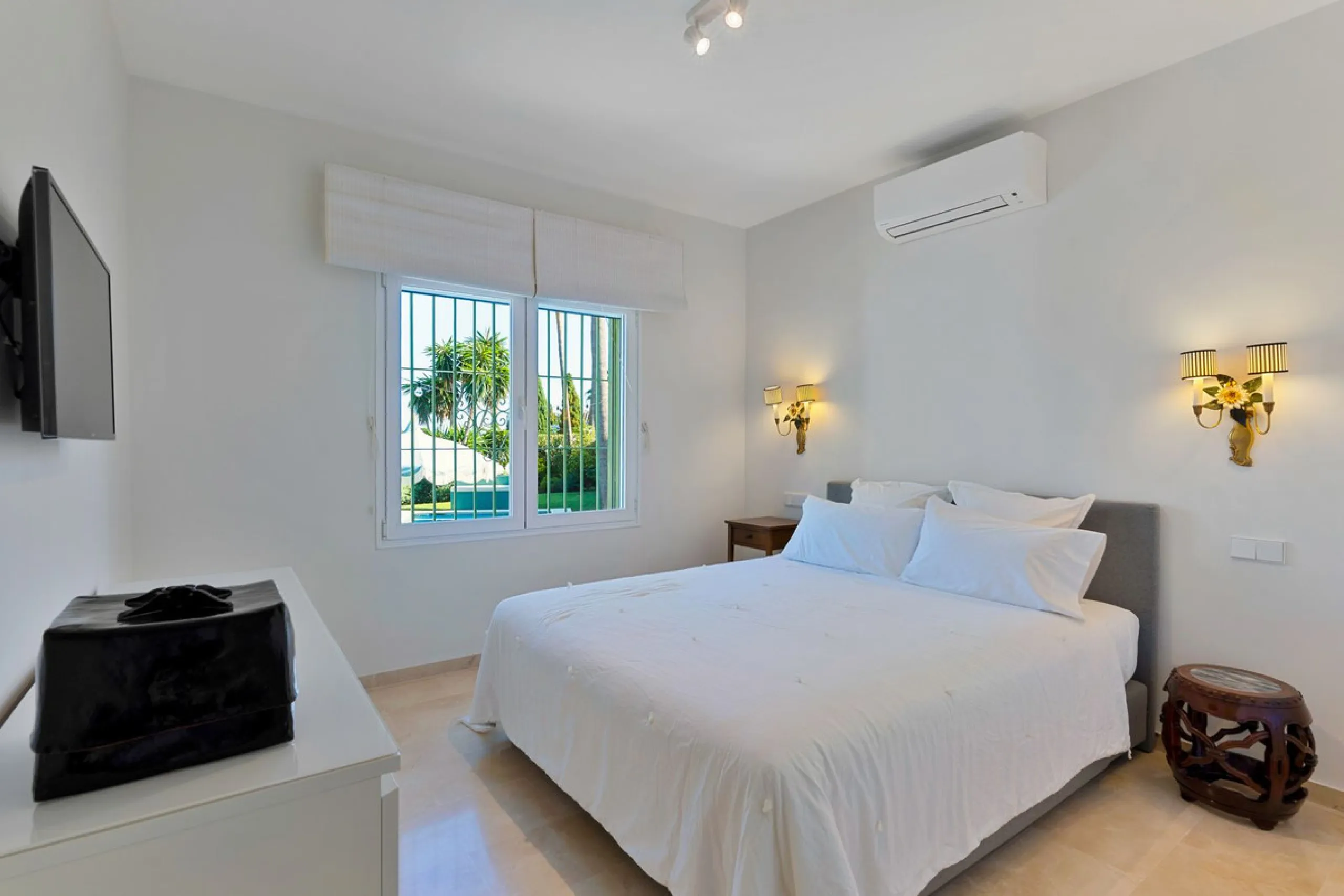 This fully furnished villa with open panoramic views is located in the highly West/ South area of El Paraiso Alto.