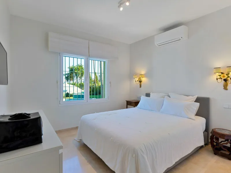 This fully furnished villa with open panoramic views is located in the highly West/ South area of El Paraiso Alto.