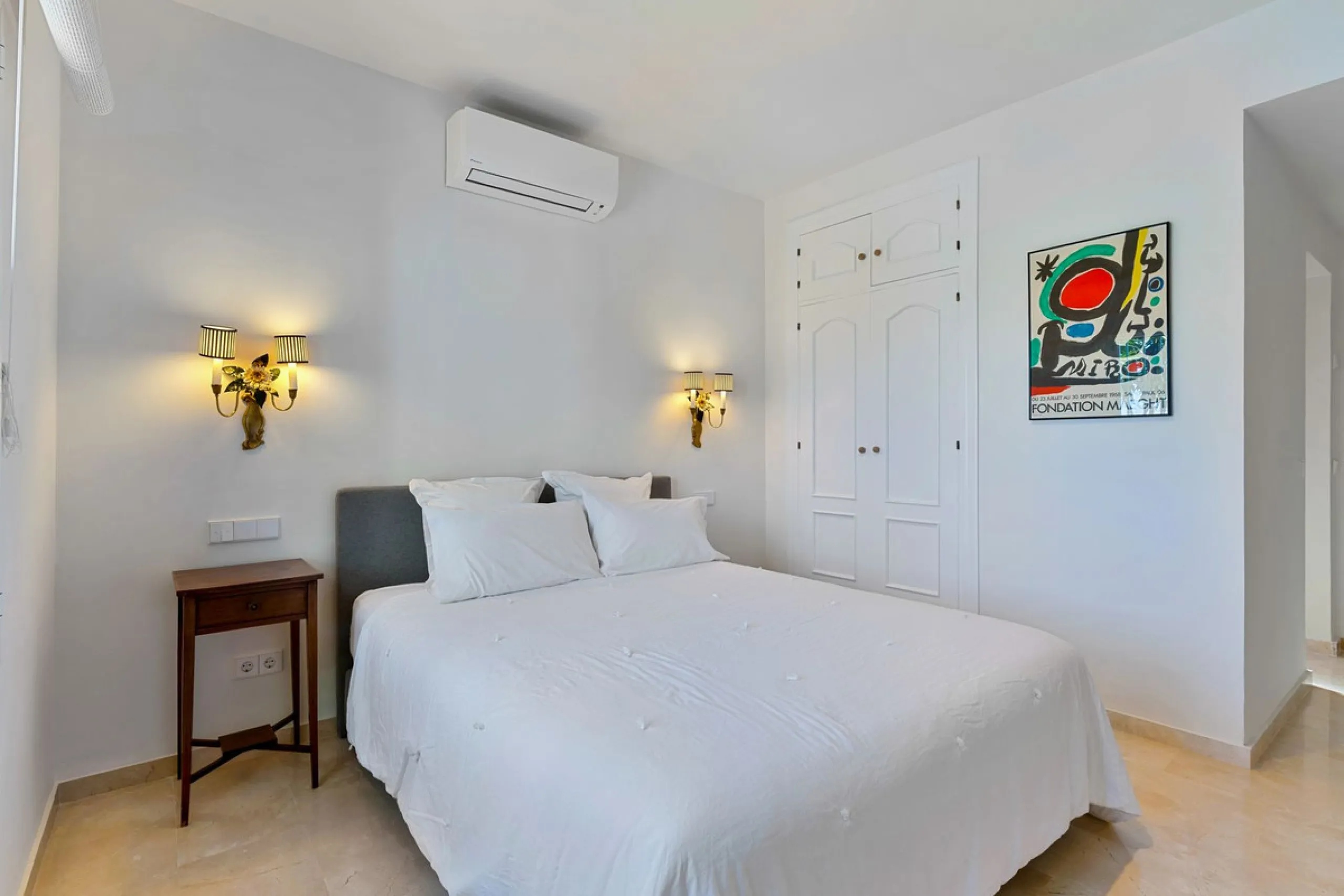 This fully furnished villa with open panoramic views is located in the highly West/ South area of El Paraiso Alto.