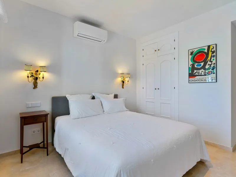 This fully furnished villa with open panoramic views is located in the highly West/ South area of El Paraiso Alto.