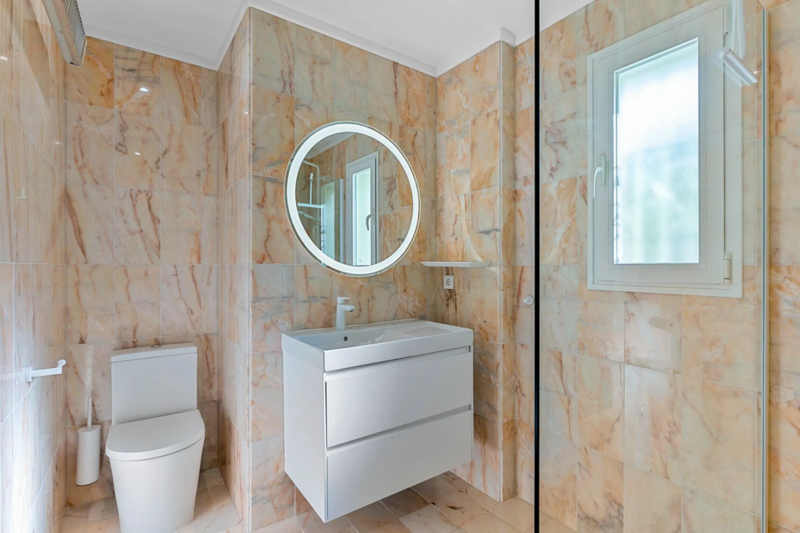 This fully furnished villa with open panoramic views is located in the highly West/ South area of El Paraiso Alto.