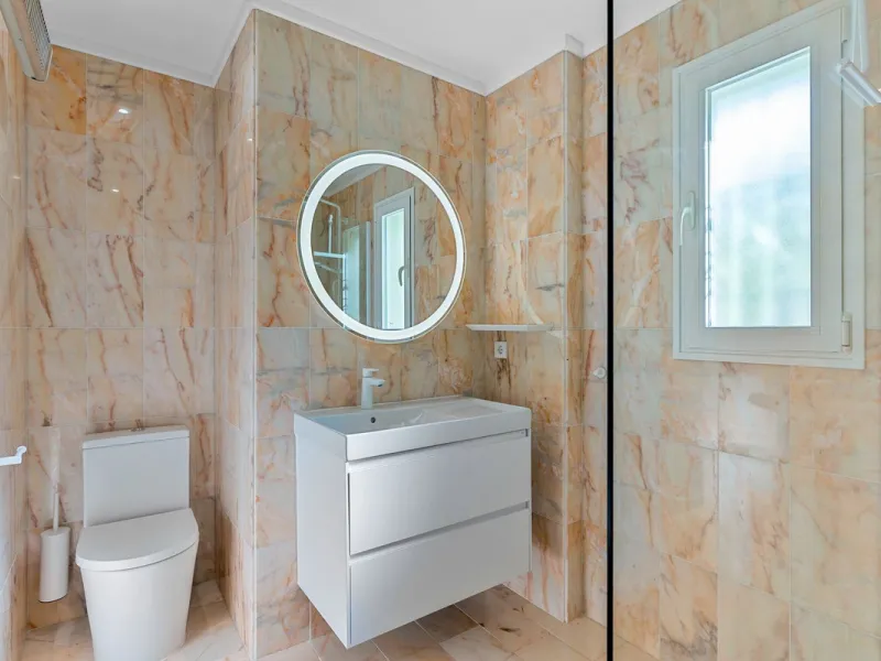 This fully furnished villa with open panoramic views is located in the highly West/ South area of El Paraiso Alto.