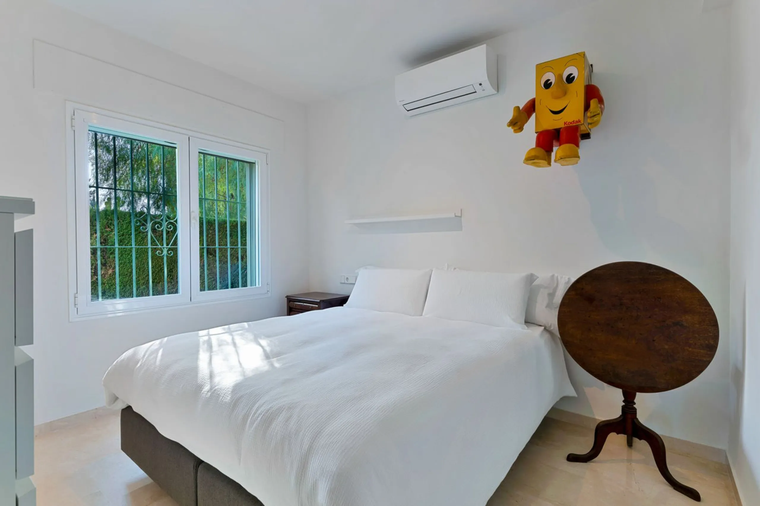 This fully furnished villa with open panoramic views is located in the highly West/ South area of El Paraiso Alto.