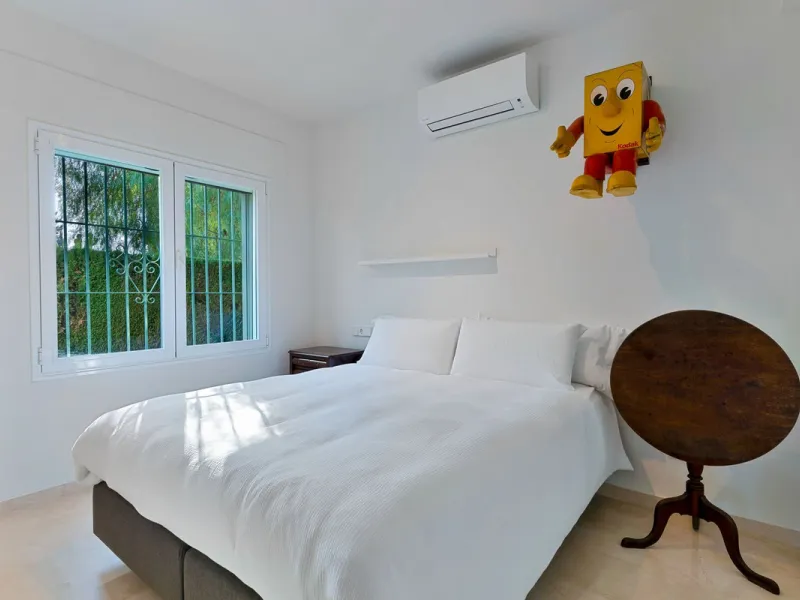 This fully furnished villa with open panoramic views is located in the highly West/ South area of El Paraiso Alto.