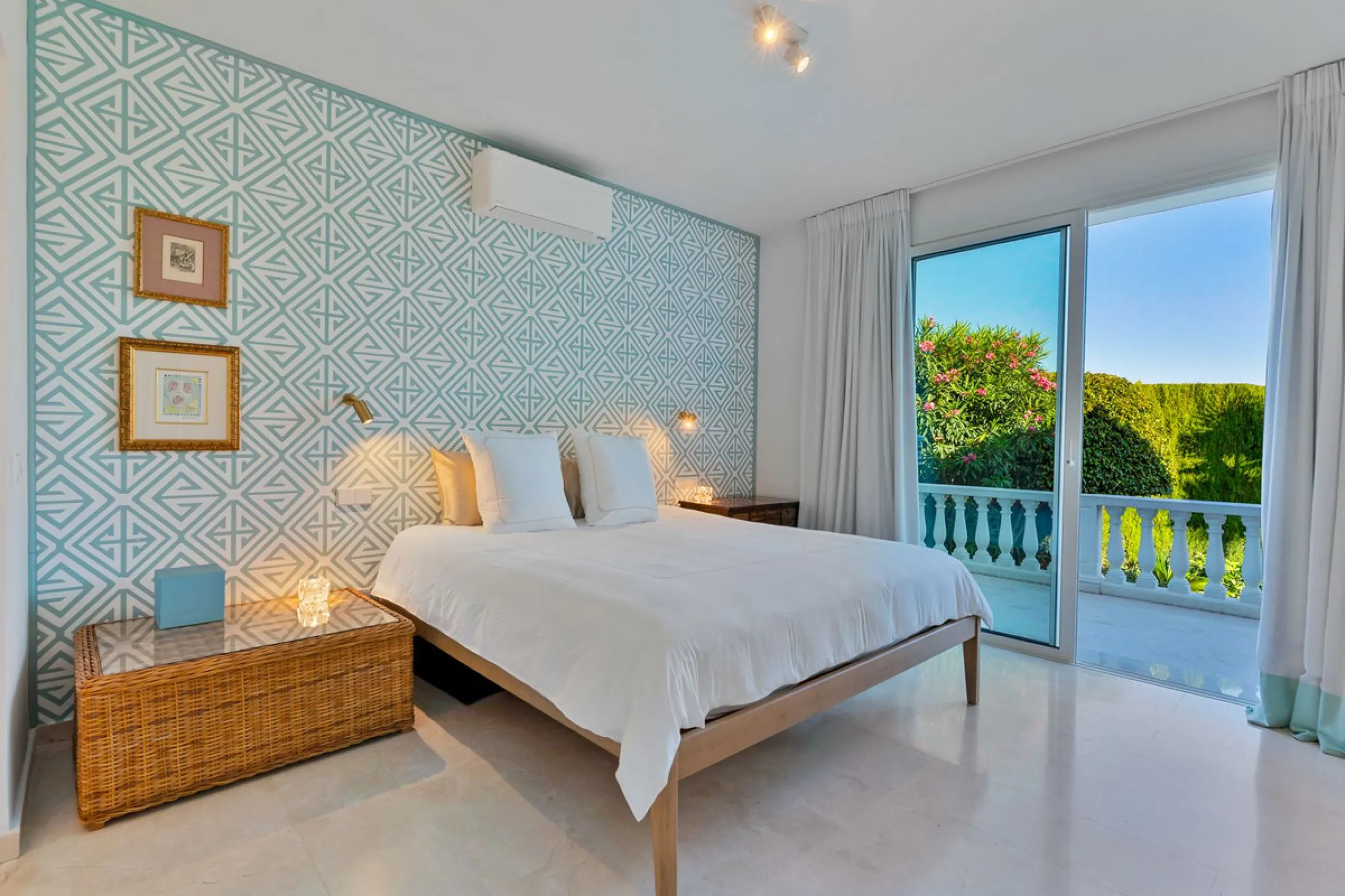This fully furnished villa with open panoramic views is located in the highly West/ South area of El Paraiso Alto.
