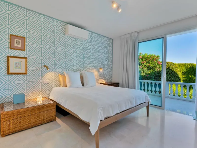 This fully furnished villa with open panoramic views is located in the highly West/ South area of El Paraiso Alto.