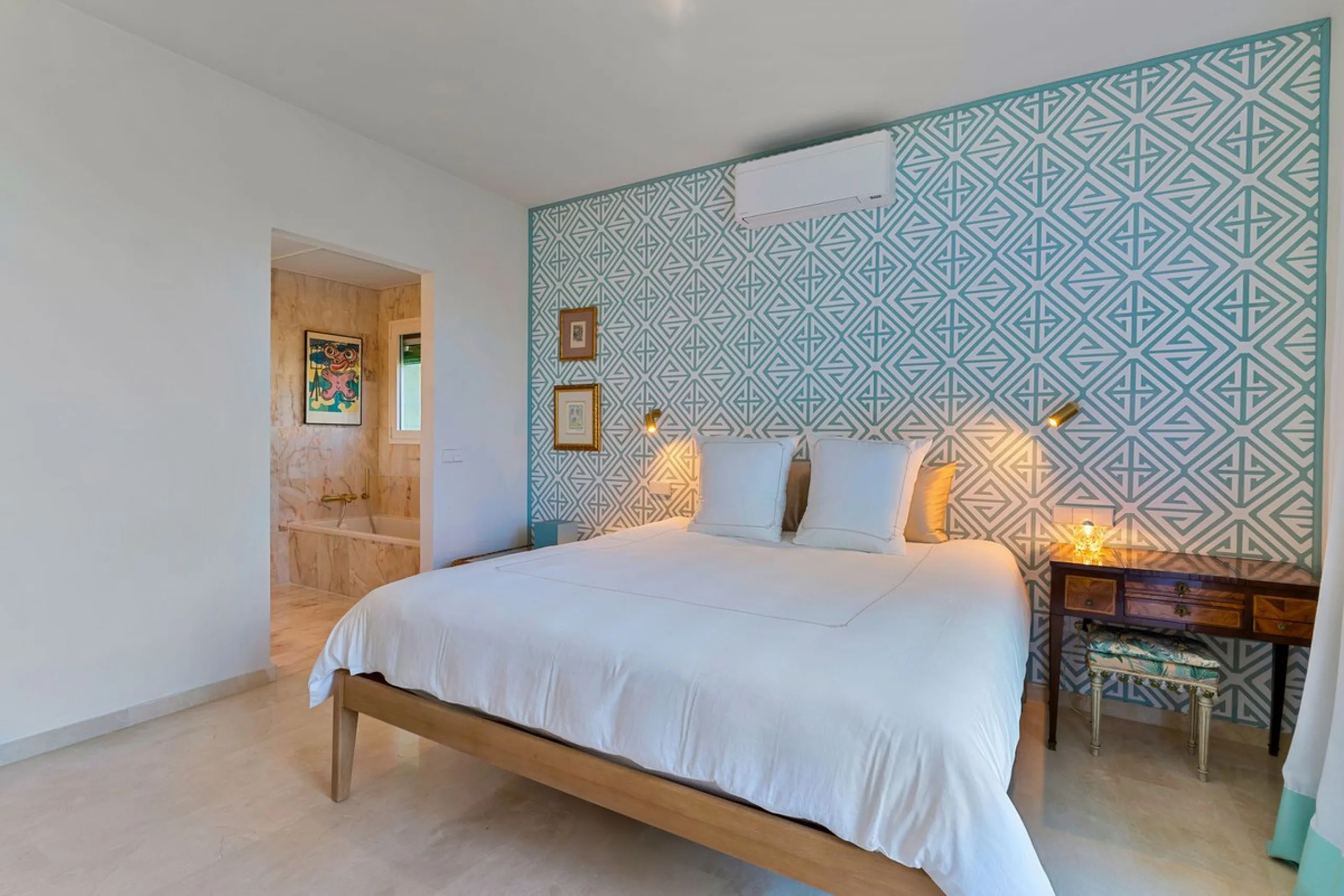 This fully furnished villa with open panoramic views is located in the highly West/ South area of El Paraiso Alto.