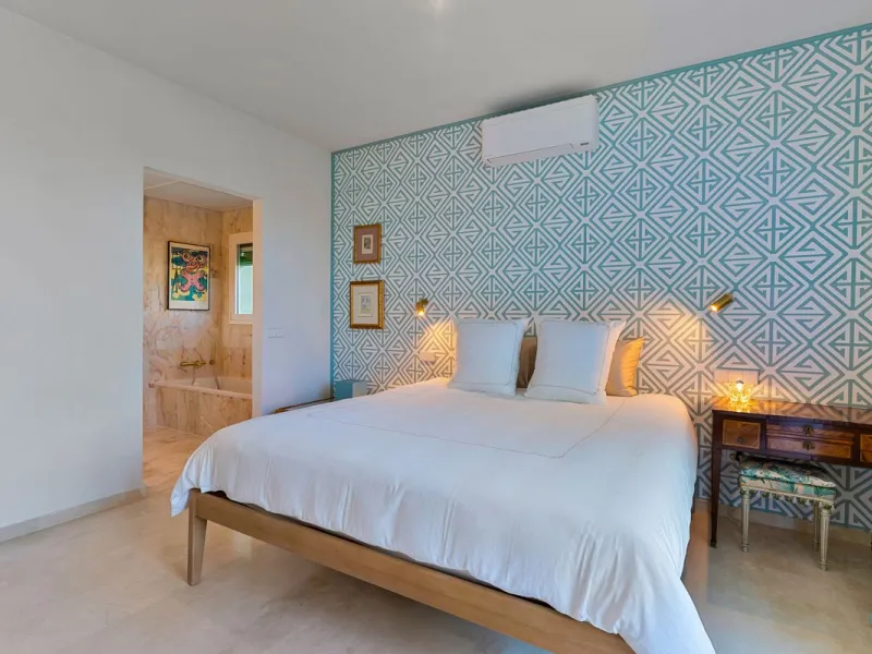 This fully furnished villa with open panoramic views is located in the highly West/ South area of El Paraiso Alto.