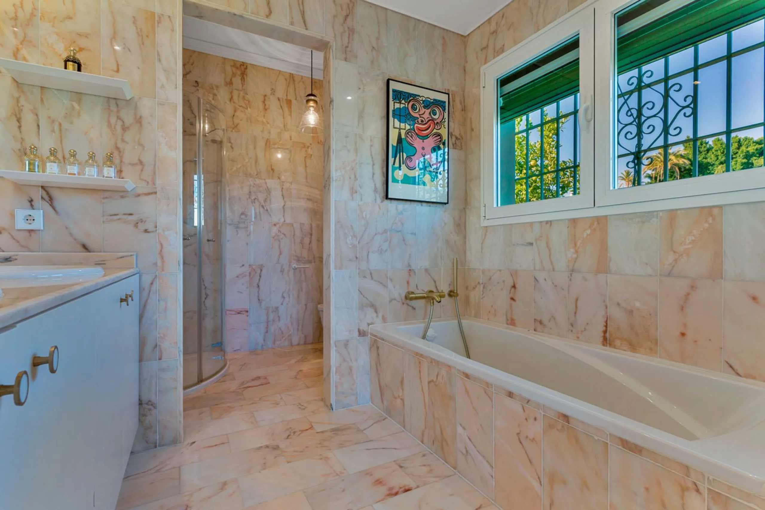 This fully furnished villa with open panoramic views is located in the highly West/ South area of El Paraiso Alto.