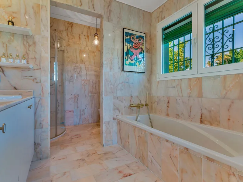 This fully furnished villa with open panoramic views is located in the highly West/ South area of El Paraiso Alto.