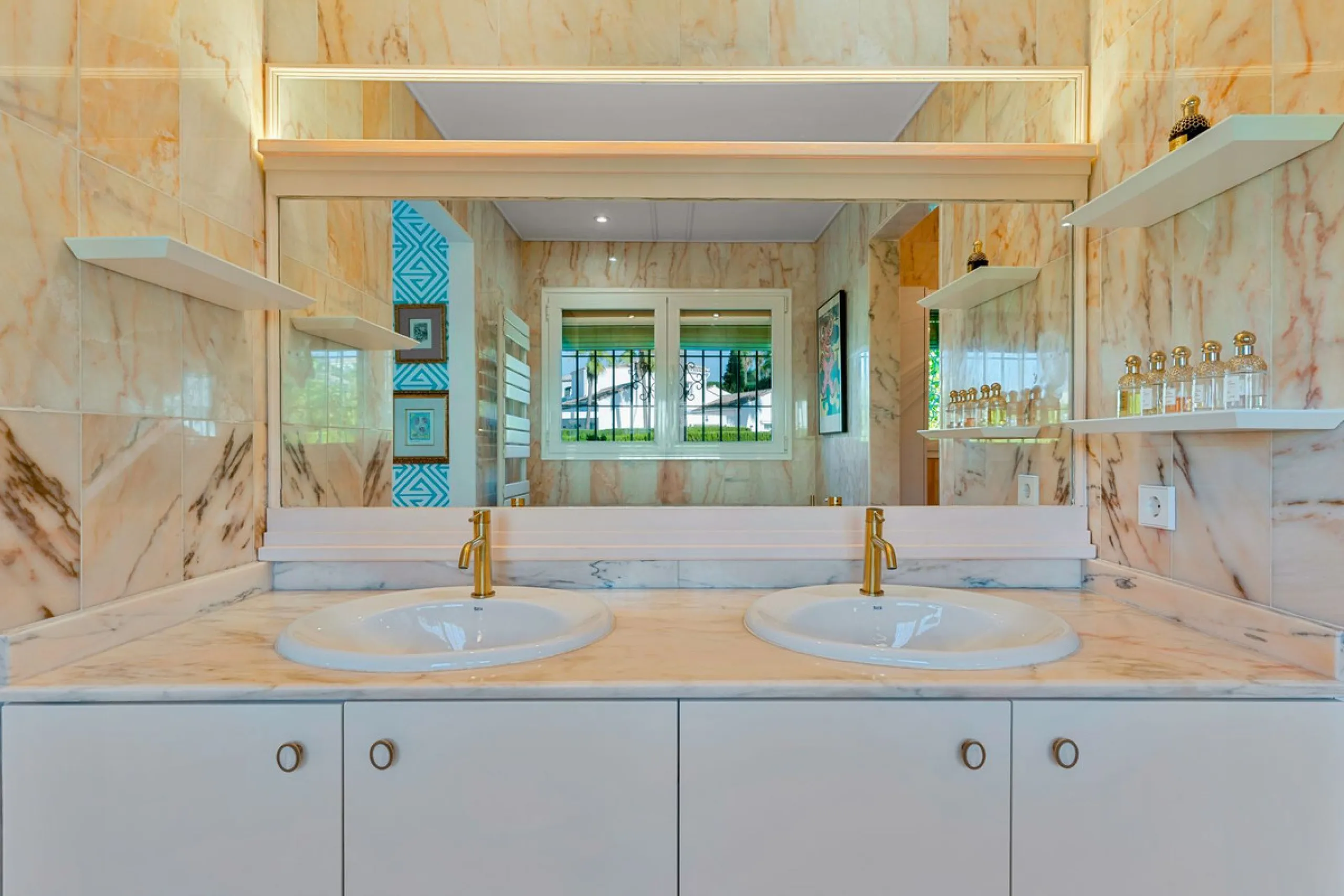 This fully furnished villa with open panoramic views is located in the highly West/ South area of El Paraiso Alto.