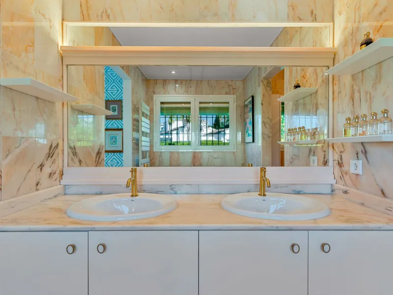 This fully furnished villa with open panoramic views is located in the highly West/ South area of El Paraiso Alto.