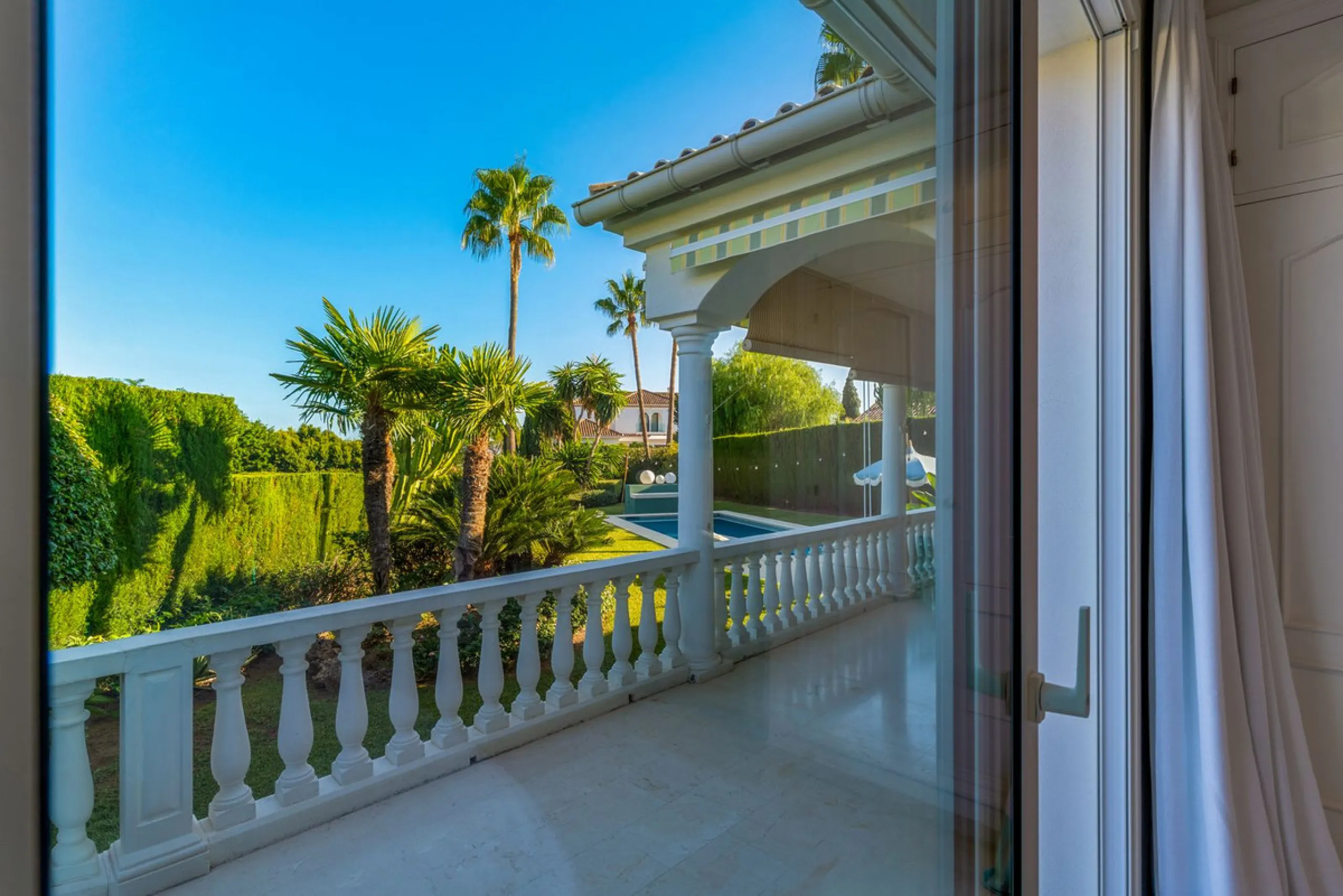 This fully furnished villa with open panoramic views is located in the highly West/ South area of El Paraiso Alto.