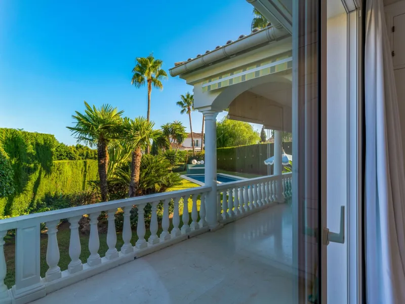 This fully furnished villa with open panoramic views is located in the highly West/ South area of El Paraiso Alto.