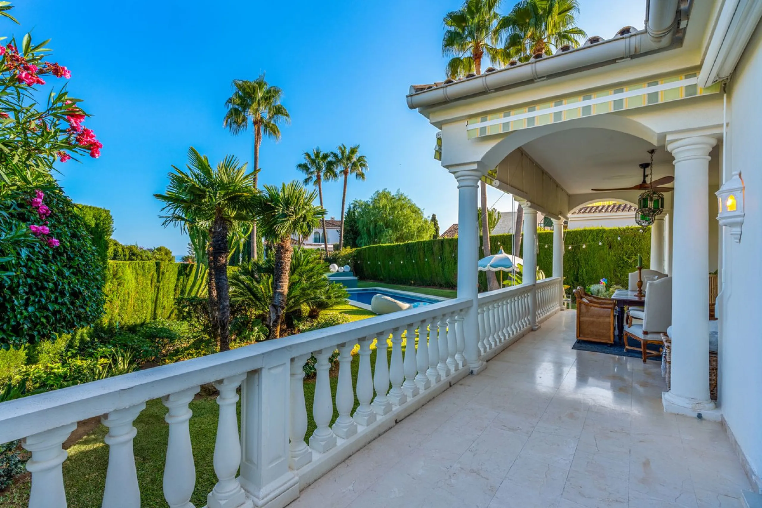 This fully furnished villa with open panoramic views is located in the highly West/ South area of El Paraiso Alto.