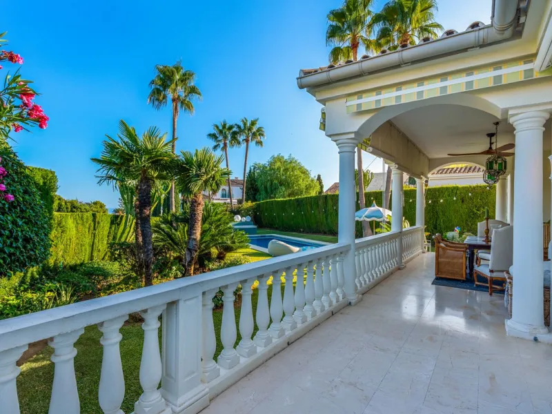 This fully furnished villa with open panoramic views is located in the highly West/ South area of El Paraiso Alto.
