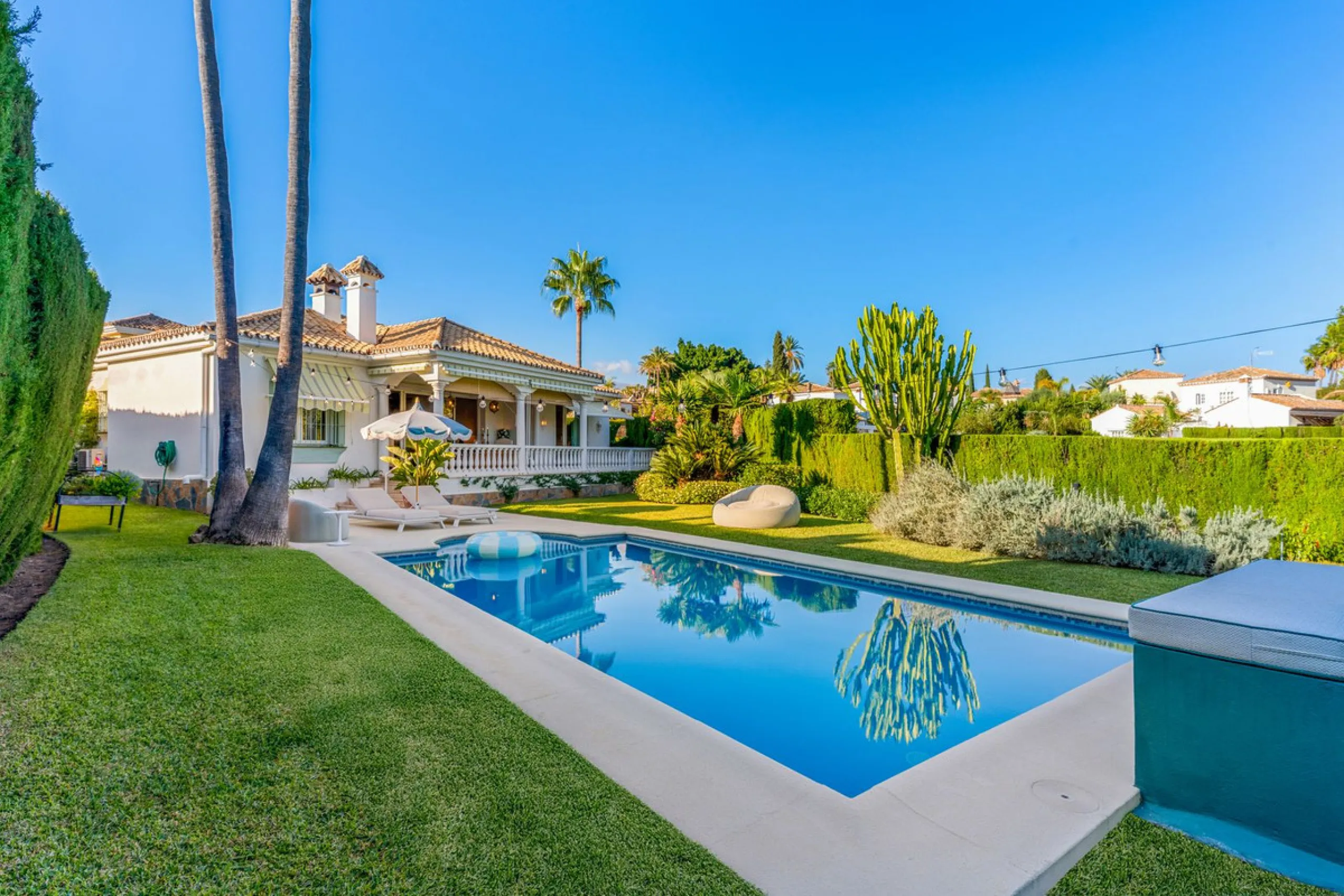 This fully furnished villa with open panoramic views is located in the highly West/ South area of El Paraiso Alto.