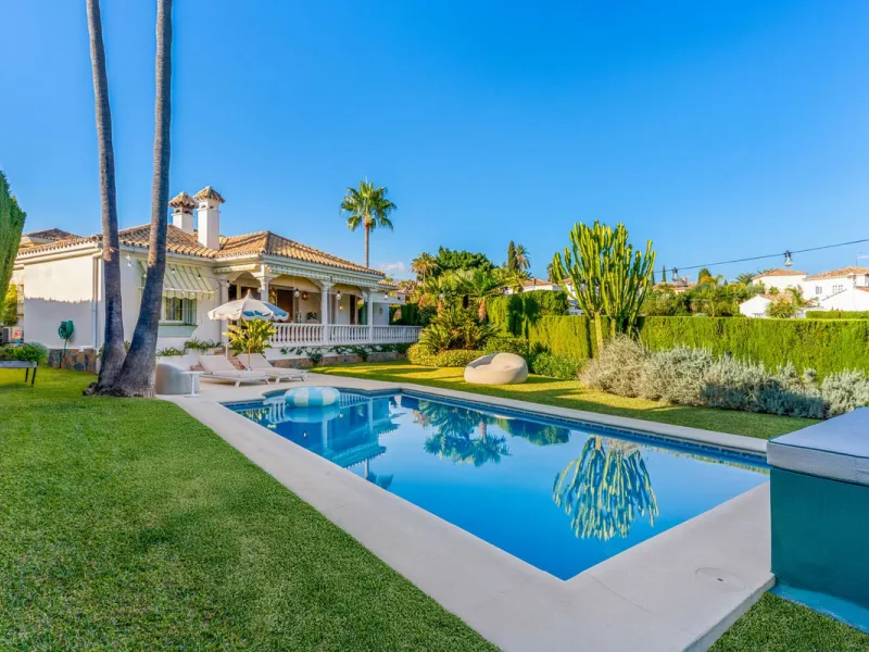 This fully furnished villa with open panoramic views is located in the highly West/ South area of El Paraiso Alto.
