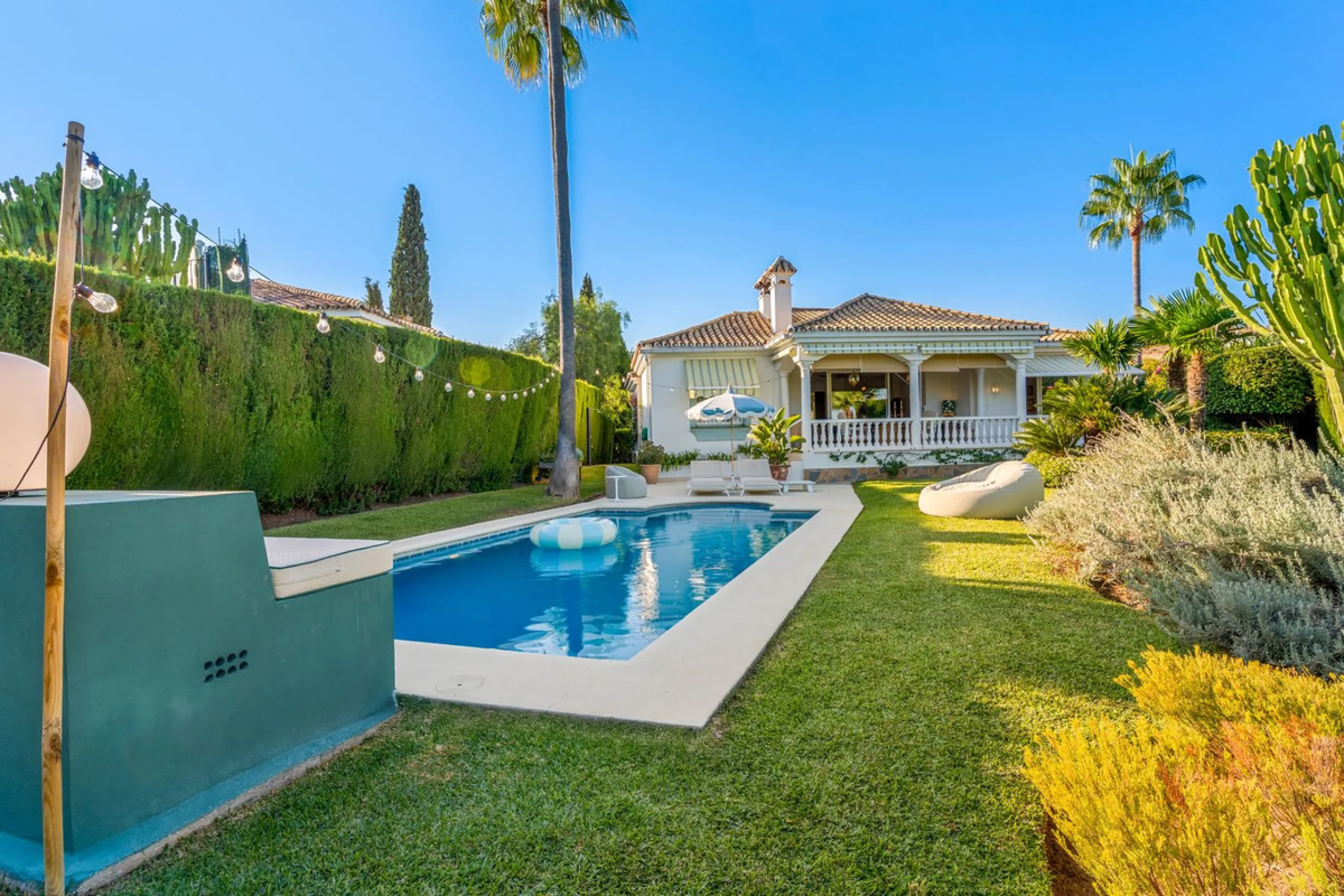 This fully furnished villa with open panoramic views is located in the highly West/ South area of El Paraiso Alto.