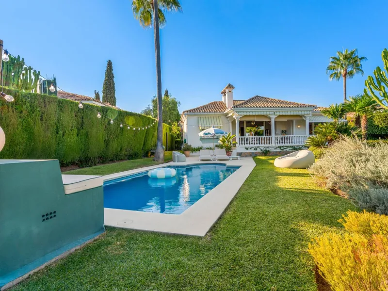 This fully furnished villa with open panoramic views is located in the highly West/ South area of El Paraiso Alto.