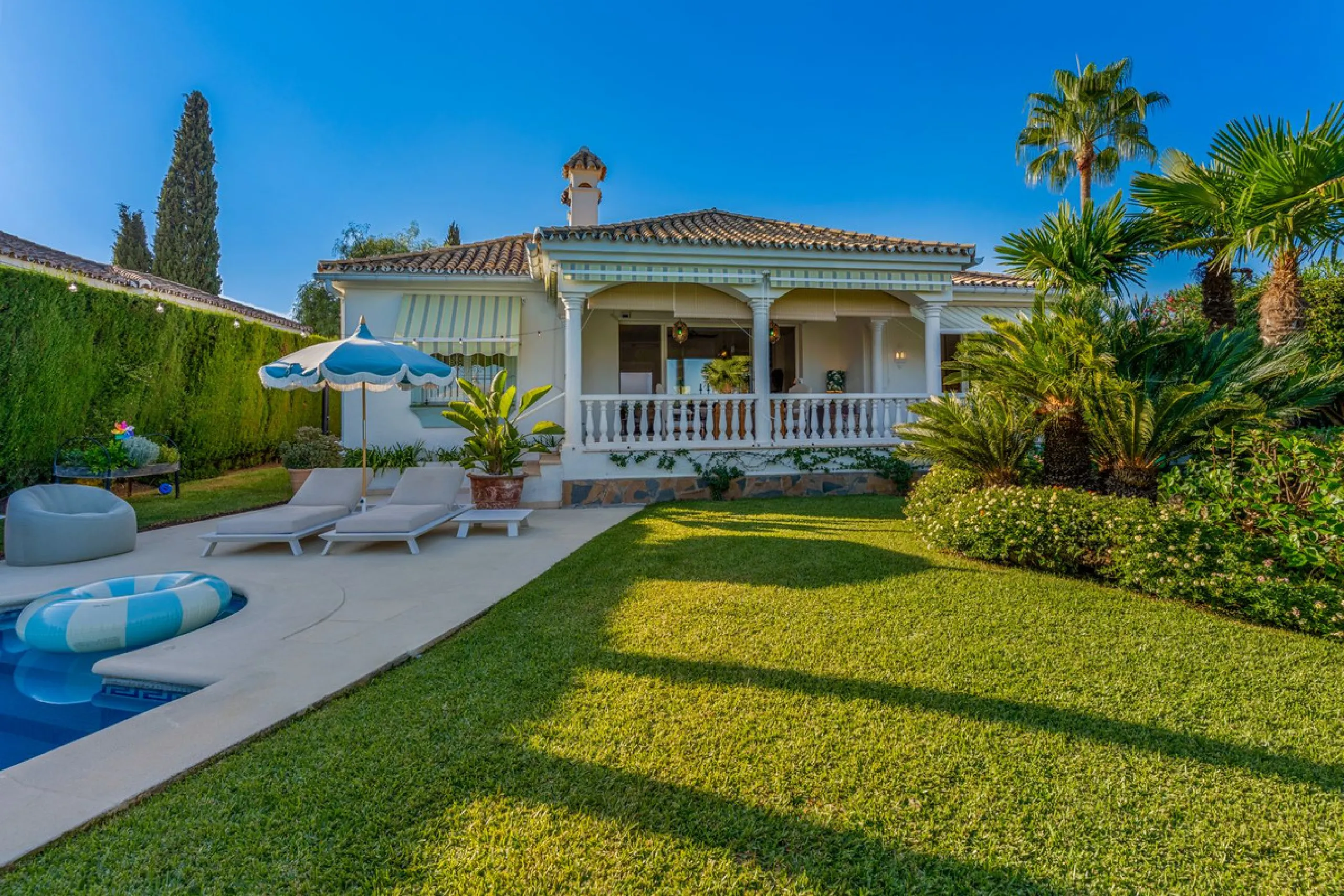 This fully furnished villa with open panoramic views is located in the highly West/ South area of El Paraiso Alto.