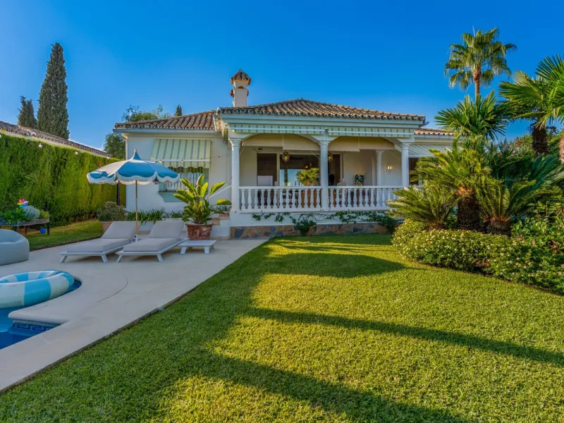 This fully furnished villa with open panoramic views is located in the highly West/ South area of El Paraiso Alto.