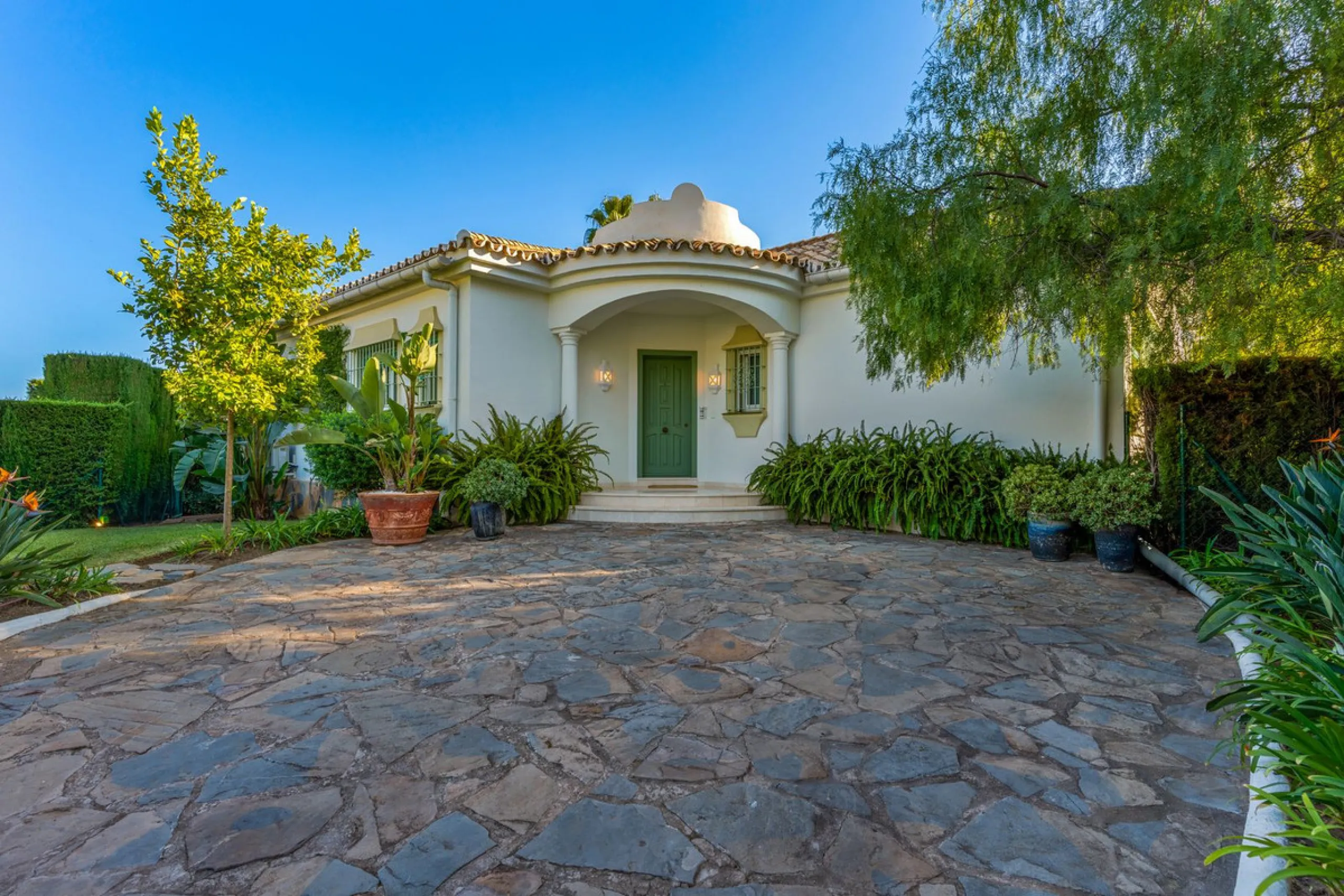 This fully furnished villa with open panoramic views is located in the highly West/ South area of El Paraiso Alto.