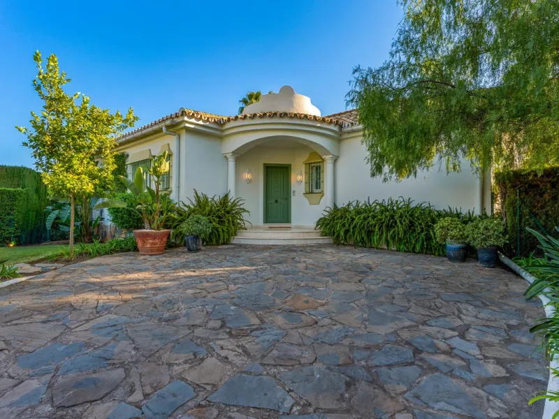 This fully furnished villa with open panoramic views is located in the highly West/ South area of El Paraiso Alto.