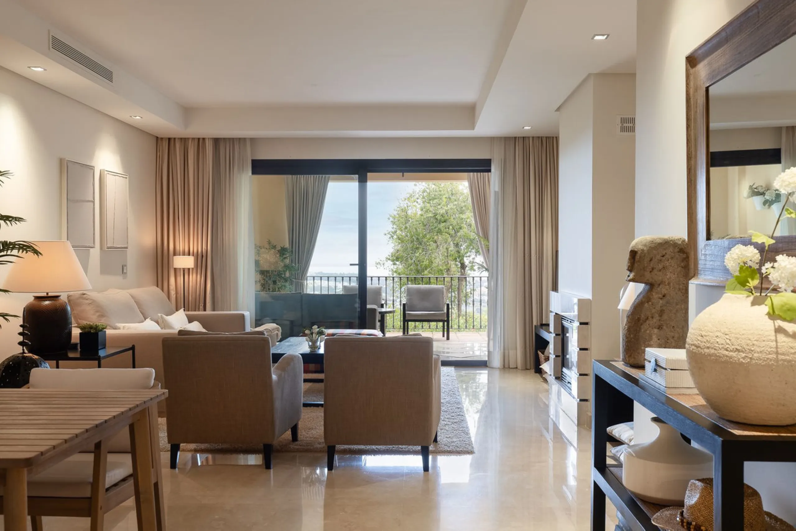 This exceptionally beautiful 2-bedroom apartment is located in the prestigious La Quinta in Benahavís, where luxury, space, and quality come together perfectly. The apartment was built in 2006, but once inside, it feels as if it has only recently been com