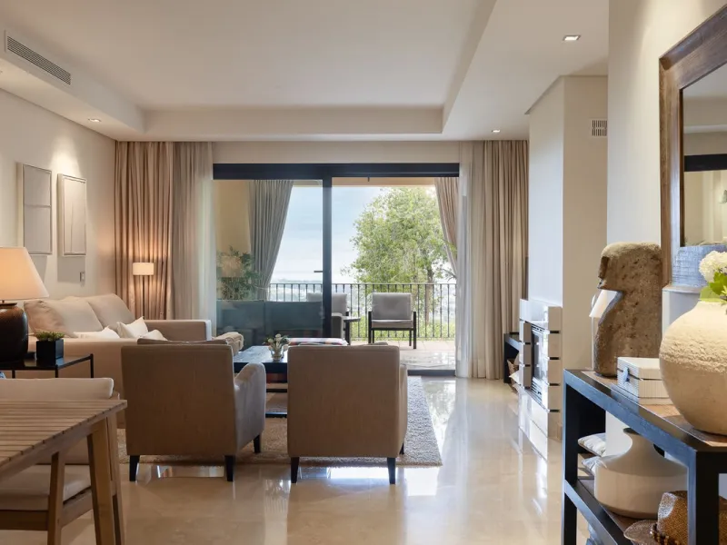 This exceptionally beautiful 2-bedroom apartment is located in the prestigious La Quinta in Benahavís, where luxury, space, and quality come together perfectly. The apartment was built in 2006, but once inside, it feels as if it has only recently been com