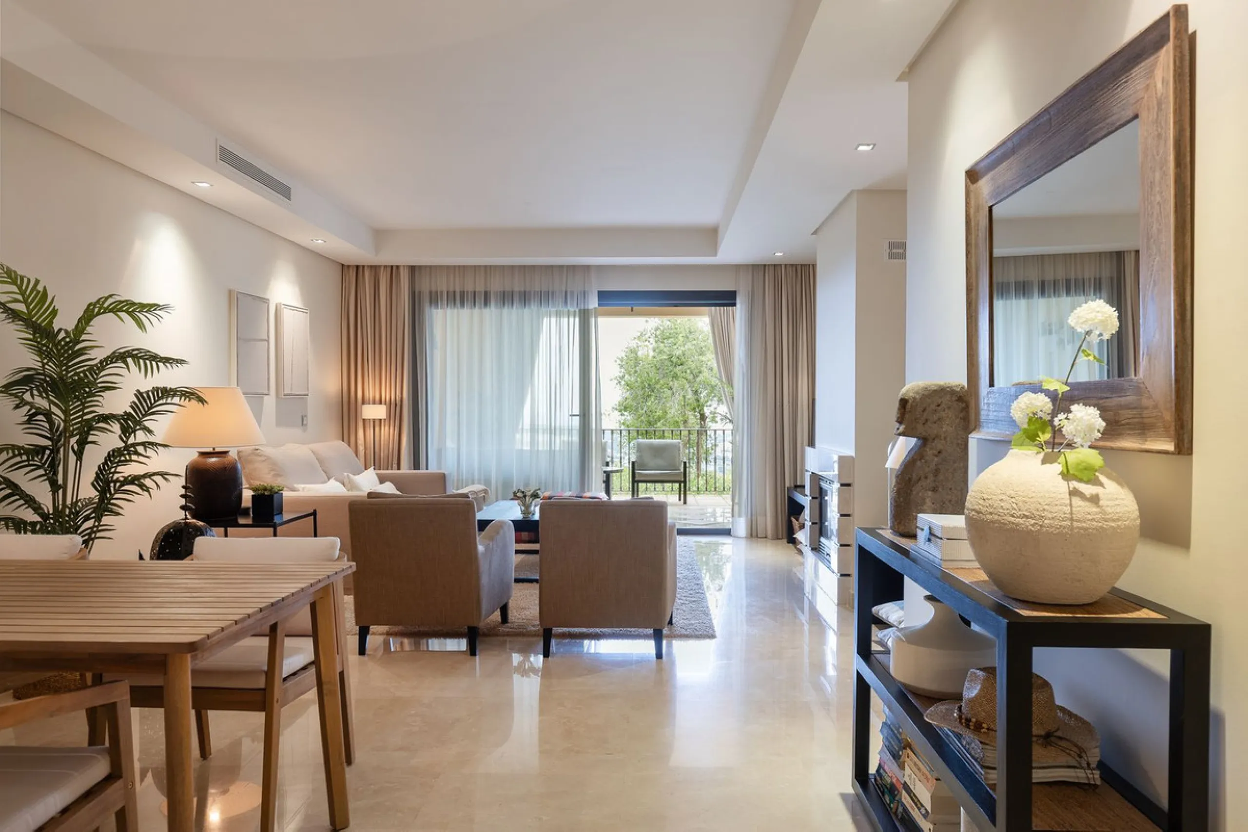 This exceptionally beautiful 2-bedroom apartment is located in the prestigious La Quinta in Benahavís, where luxury, space, and quality come together perfectly. The apartment was built in 2006, but once inside, it feels as if it has only recently been com
