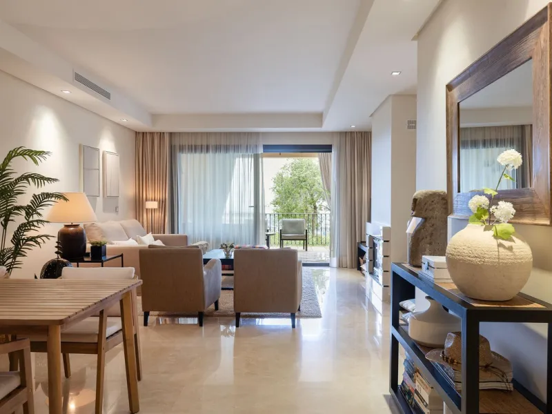 This exceptionally beautiful 2-bedroom apartment is located in the prestigious La Quinta in Benahavís, where luxury, space, and quality come together perfectly. The apartment was built in 2006, but once inside, it feels as if it has only recently been com