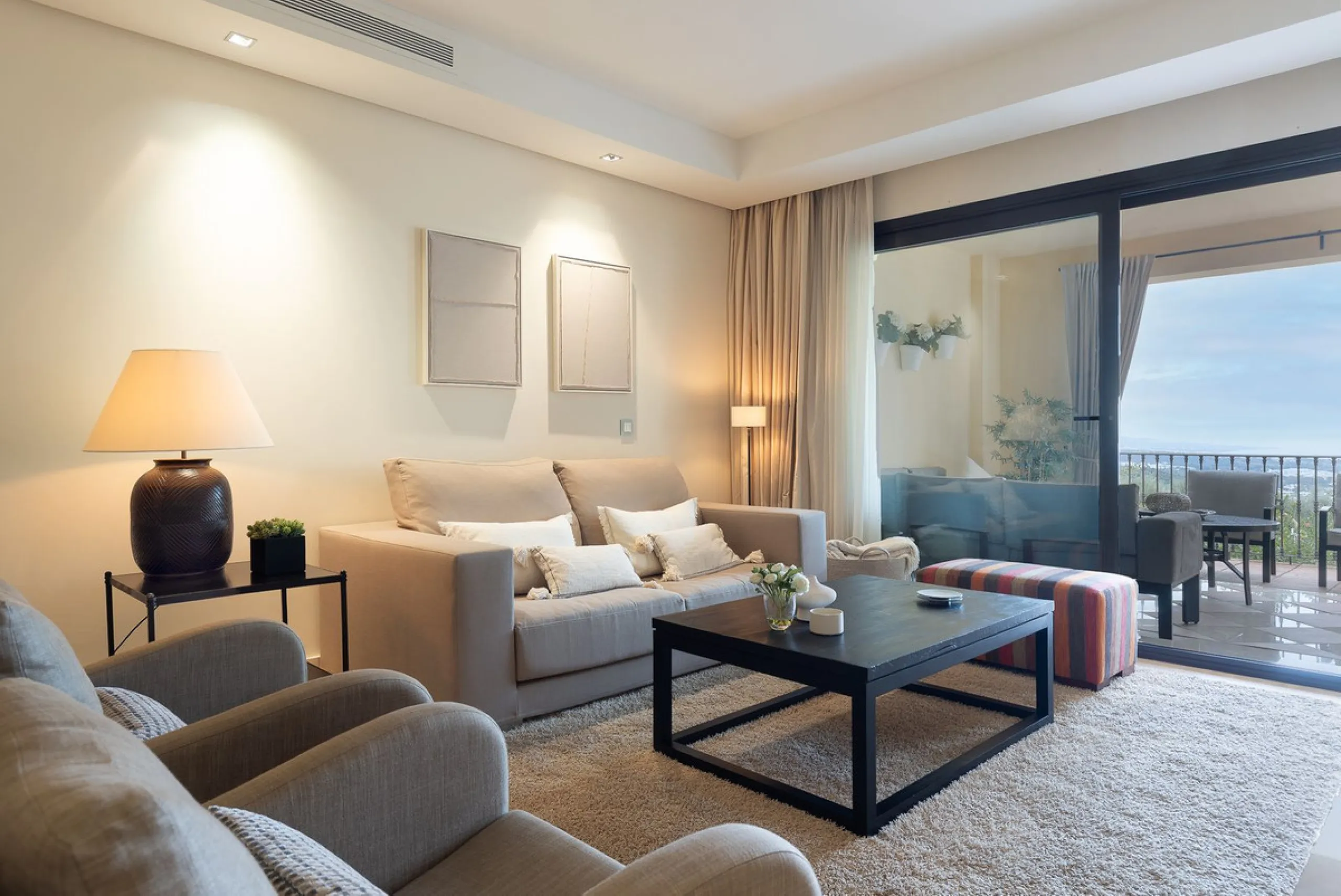 This exceptionally beautiful 2-bedroom apartment is located in the prestigious La Quinta in Benahavís, where luxury, space, and quality come together perfectly. The apartment was built in 2006, but once inside, it feels as if it has only recently been com