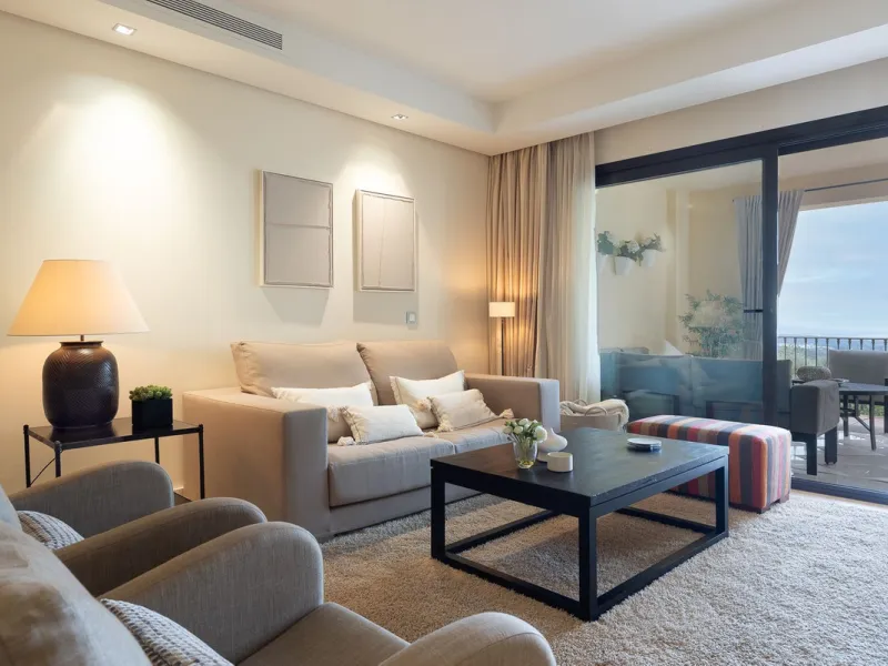 This exceptionally beautiful 2-bedroom apartment is located in the prestigious La Quinta in Benahavís, where luxury, space, and quality come together perfectly. The apartment was built in 2006, but once inside, it feels as if it has only recently been com