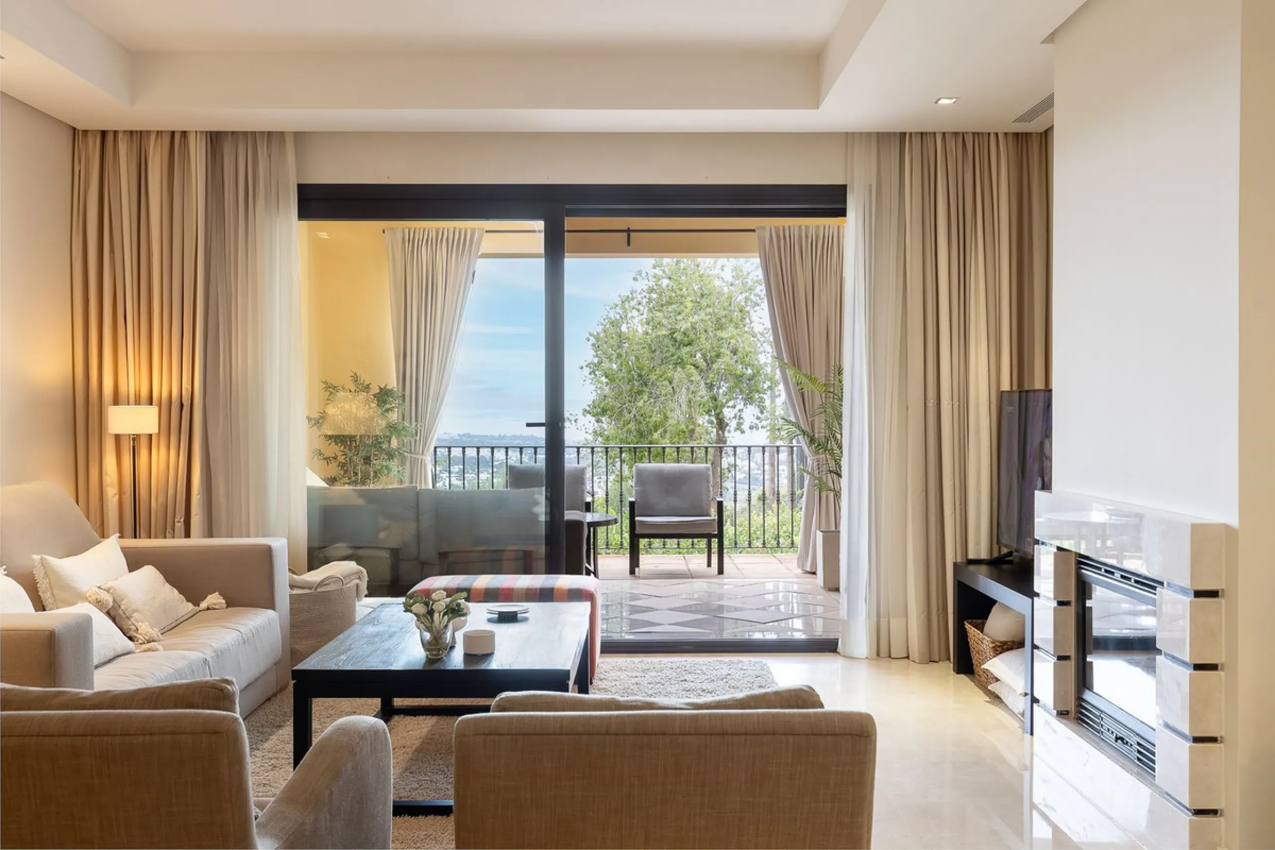 This exceptionally beautiful 2-bedroom apartment is located in the prestigious La Quinta in Benahavís, where luxury, space, and quality come together perfectly. The apartment was built in 2006, but once inside, it feels as if it has only recently been com