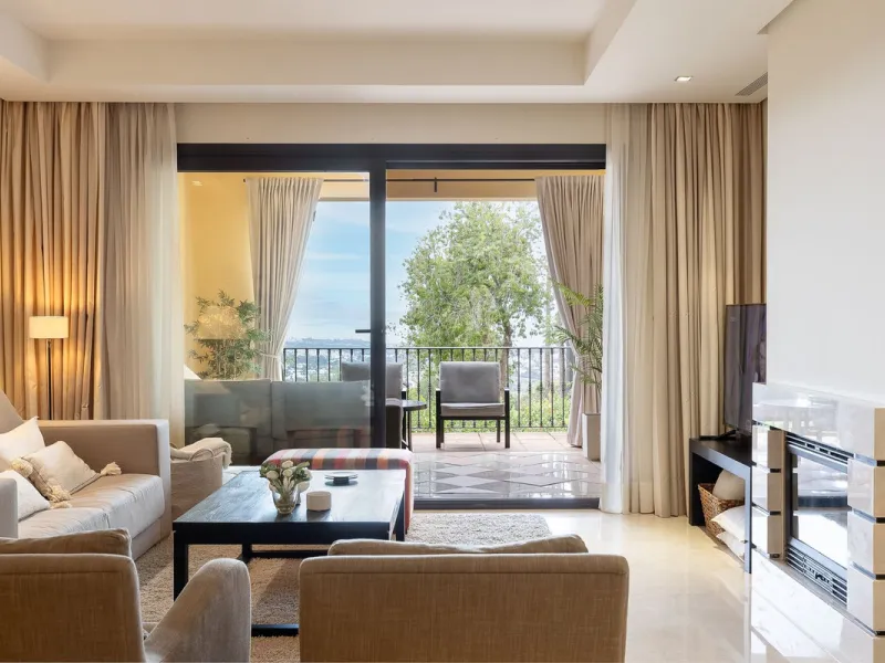 This exceptionally beautiful 2-bedroom apartment is located in the prestigious La Quinta in Benahavís, where luxury, space, and quality come together perfectly. The apartment was built in 2006, but once inside, it feels as if it has only recently been com