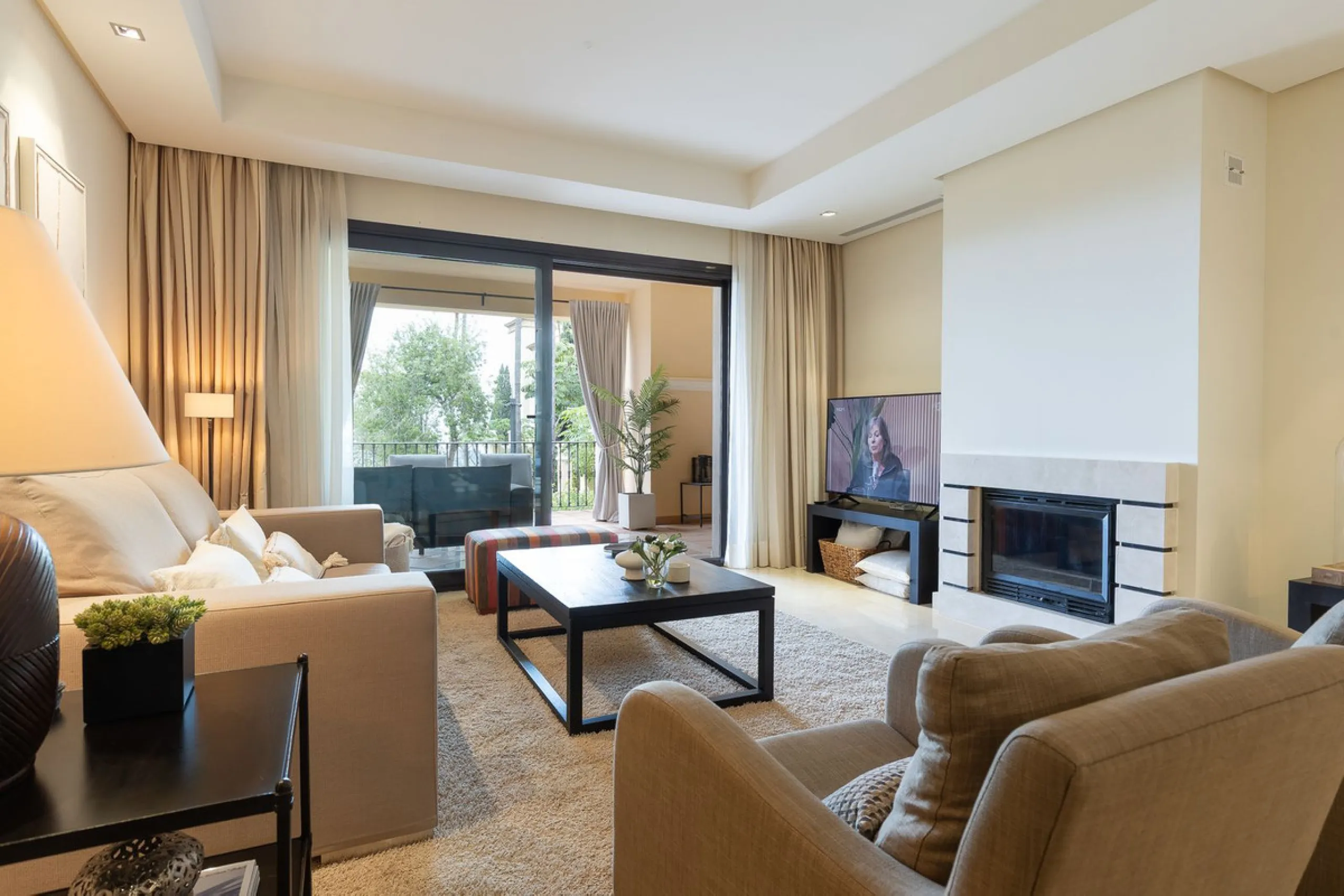 This exceptionally beautiful 2-bedroom apartment is located in the prestigious La Quinta in Benahavís, where luxury, space, and quality come together perfectly. The apartment was built in 2006, but once inside, it feels as if it has only recently been com