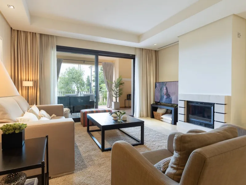 This exceptionally beautiful 2-bedroom apartment is located in the prestigious La Quinta in Benahavís, where luxury, space, and quality come together perfectly. The apartment was built in 2006, but once inside, it feels as if it has only recently been com