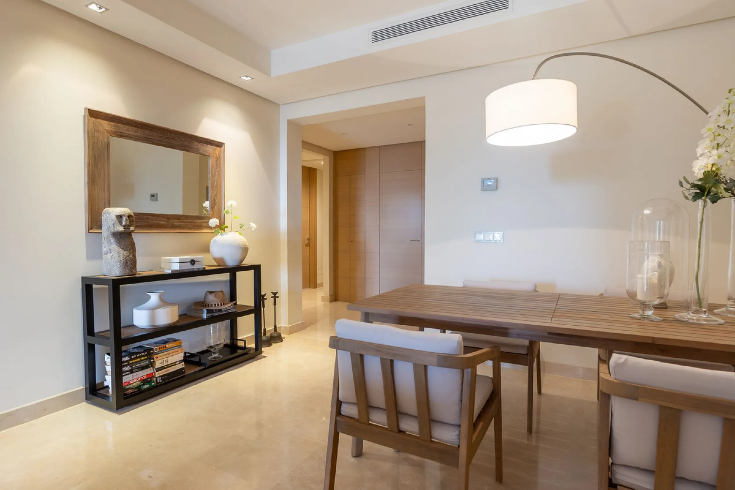 This exceptionally beautiful 2-bedroom apartment is located in the prestigious La Quinta in Benahavís, where luxury, space, and quality come together perfectly. The apartment was built in 2006, but once inside, it feels as if it has only recently been com
