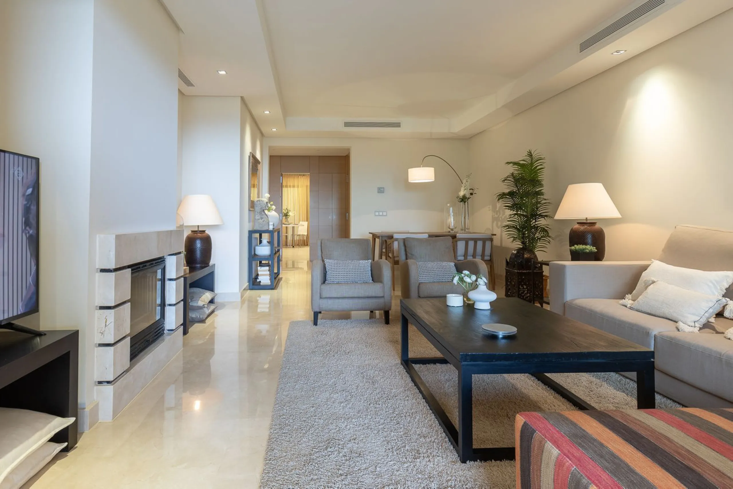 This exceptionally beautiful 2-bedroom apartment is located in the prestigious La Quinta in Benahavís, where luxury, space, and quality come together perfectly. The apartment was built in 2006, but once inside, it feels as if it has only recently been com