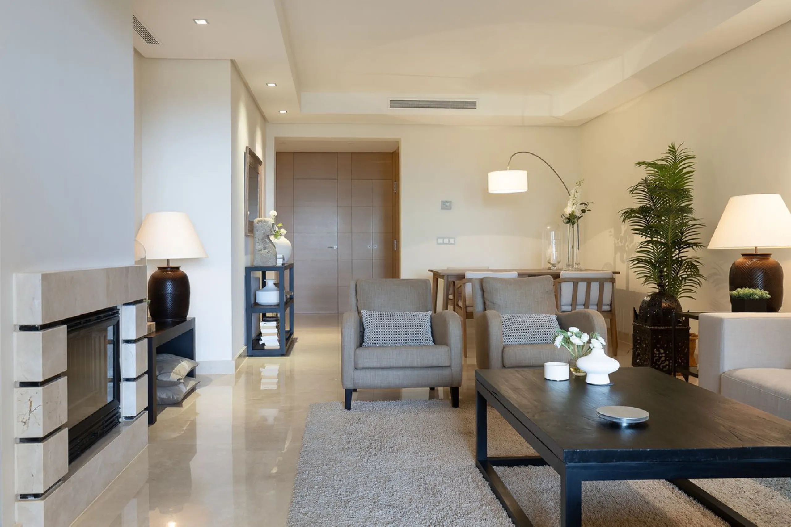 This exceptionally beautiful 2-bedroom apartment is located in the prestigious La Quinta in Benahavís, where luxury, space, and quality come together perfectly. The apartment was built in 2006, but once inside, it feels as if it has only recently been com