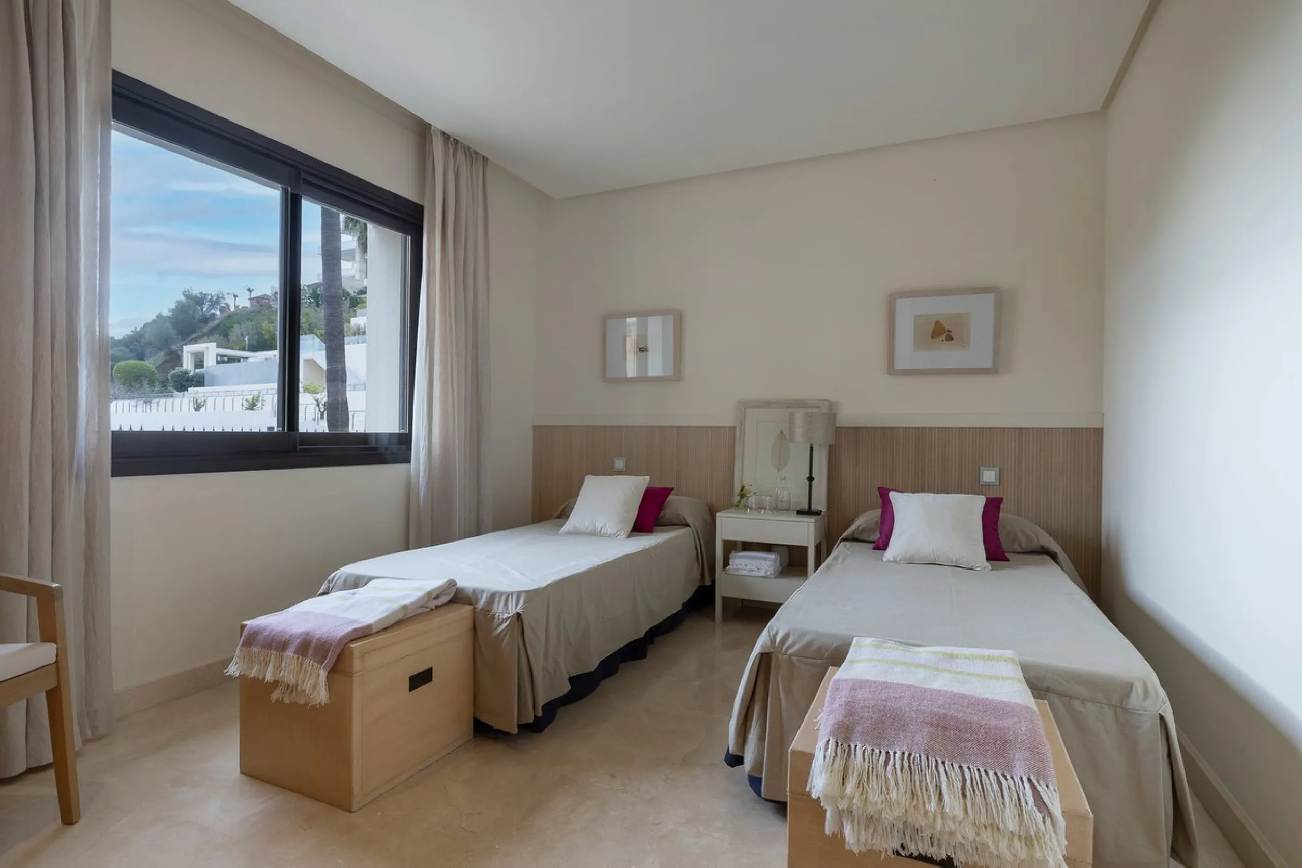 This exceptionally beautiful 2-bedroom apartment is located in the prestigious La Quinta in Benahavís, where luxury, space, and quality come together perfectly. The apartment was built in 2006, but once inside, it feels as if it has only recently been com