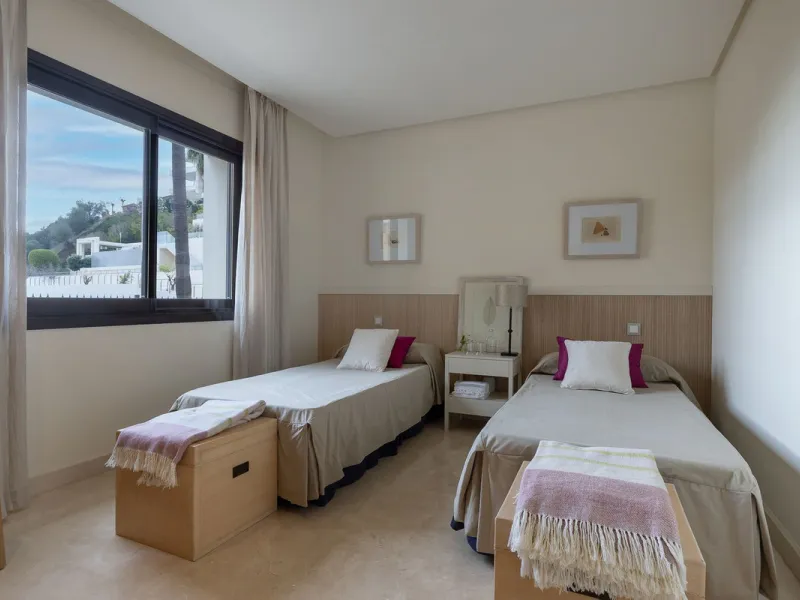 This exceptionally beautiful 2-bedroom apartment is located in the prestigious La Quinta in Benahavís, where luxury, space, and quality come together perfectly. The apartment was built in 2006, but once inside, it feels as if it has only recently been com