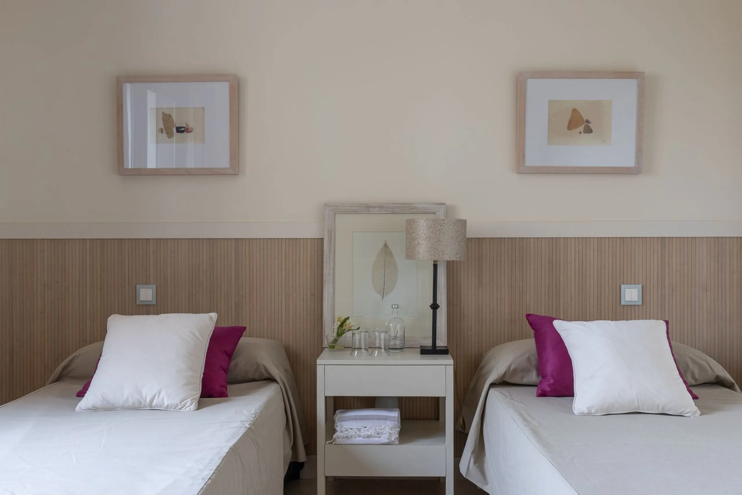 This exceptionally beautiful 2-bedroom apartment is located in the prestigious La Quinta in Benahavís, where luxury, space, and quality come together perfectly. The apartment was built in 2006, but once inside, it feels as if it has only recently been com